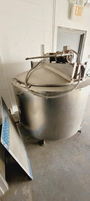 200-Gallon Pasteurizing vat with 10FL leak detect valve